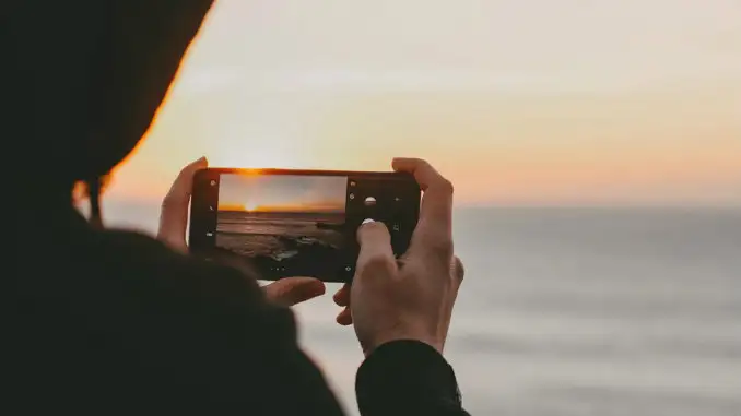 En der tager et billede af havet 