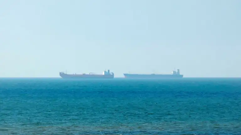 Stor containerskib på havet 